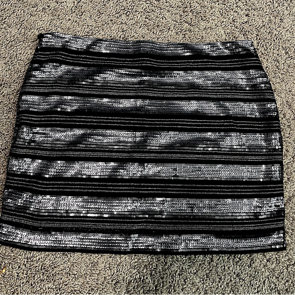 EXPRESS SEQUINS STRIPED MINI SKIRT SIZE 6 Black and Silver